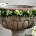Døbefont med blomsterkrans
