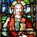 Glasmaleri af Jesus Kristus med hyrdestav bærende et lam