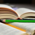 Opslåede bøger med blyanter