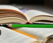 Opslåede bøger med blyanter