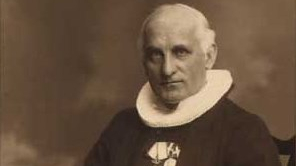 Portrætfoto af Olfert Ricard i præstekjole.