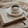 Bibel og en kop kaffe