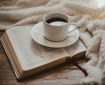 Bibel og en kop kaffe